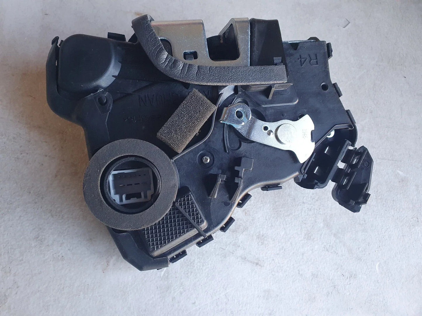 Power Door Lock Mechanism Front Right RH for Toyota Hilux (2005–2015)