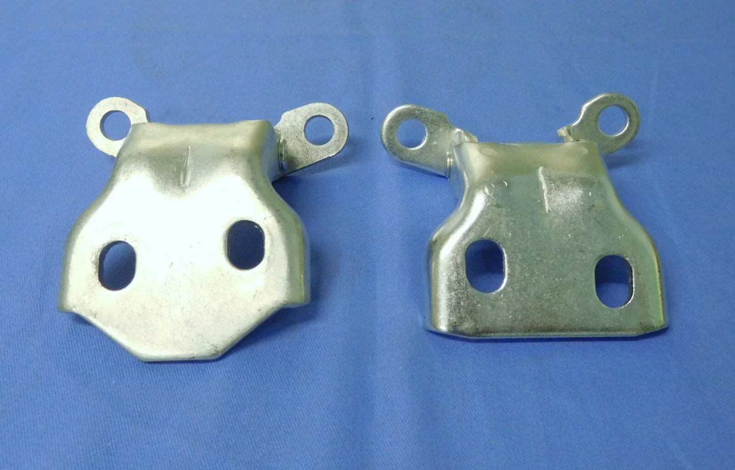 Front RH Door Hinge Upper & Lower Set for 4WD Holden TF Rodeo (1998-2002)