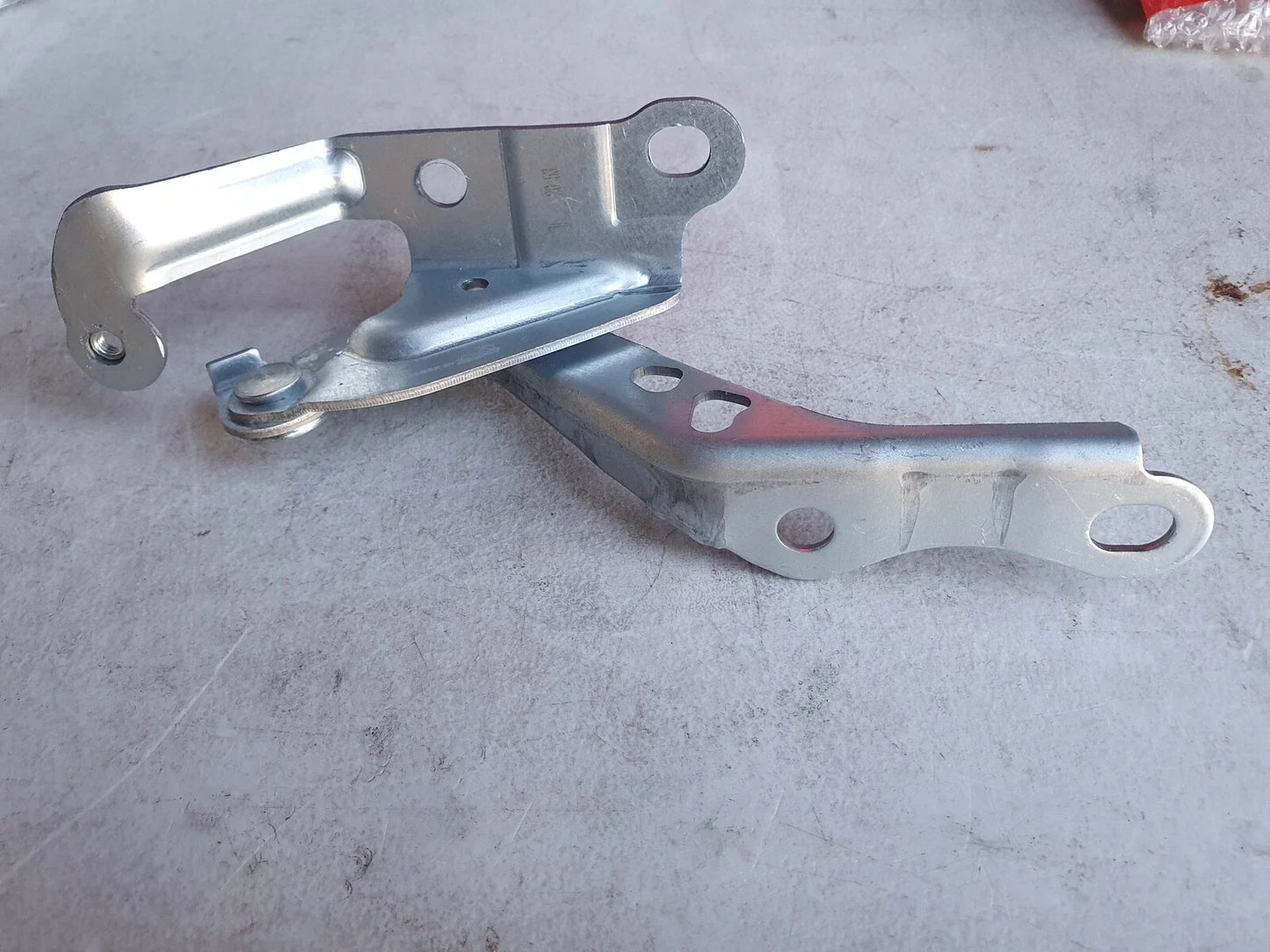 Bonnet Hinge Left Side Front for Toyota HiAce (2005–2019)