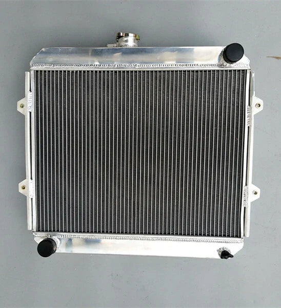 3 Core Aluminum Radiator + Red Hose for HILUX RN105 RN106 RN130 22R (1995-2005)